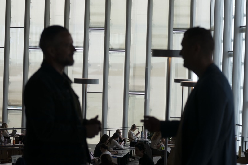 Arman Vestad i samtale med deltakere under et MotSonen™-foredrag